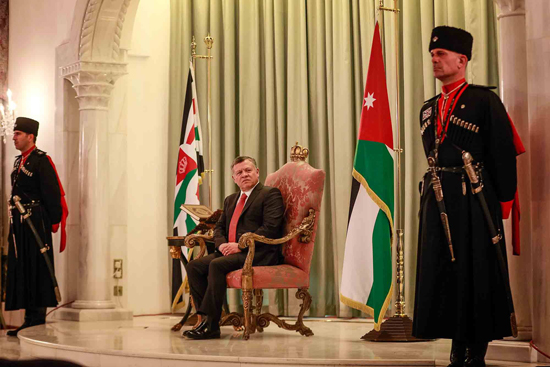 بالفيديو والصور  ..  الملك يستمع الى رد مجلس الامة على خطاب العرش