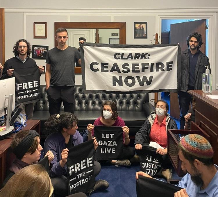 أوقفوا حرب غزة ..  اعتصام لمحتجون يهود في غرف لأعضاء بالكونغرس الأمريكي