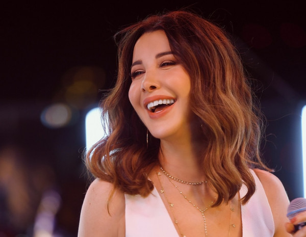 نانسي عجرم تثير الجدل مع ابنتها ليا في حوض السباحة  ..  صورة 