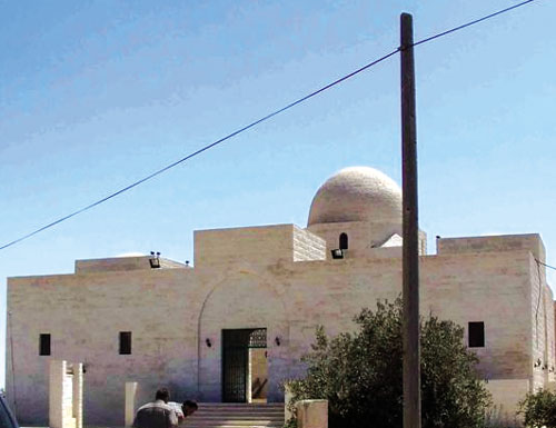 بالصور والفيديو ..  مصلو مسجد عبدالله بن رواحة في مادبا يجبرون على الصلاة خارج المسجد