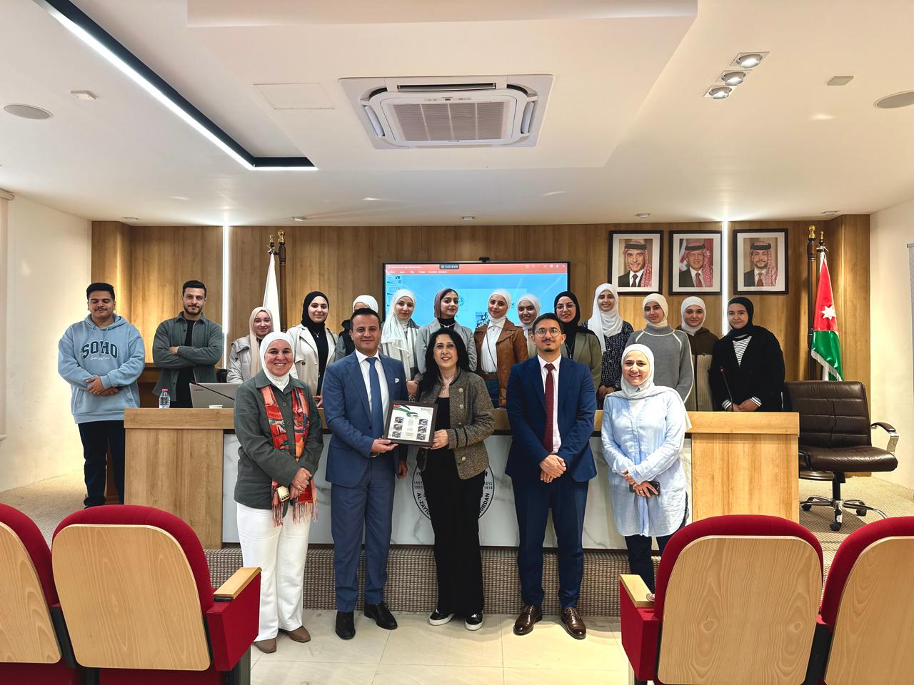 كلية الصيدلة في جامعة الزيتونة الأردنية تنظّم محاضرة علمية حول الشؤون الرقابية والتنظيمية لمهنة الصيدلة