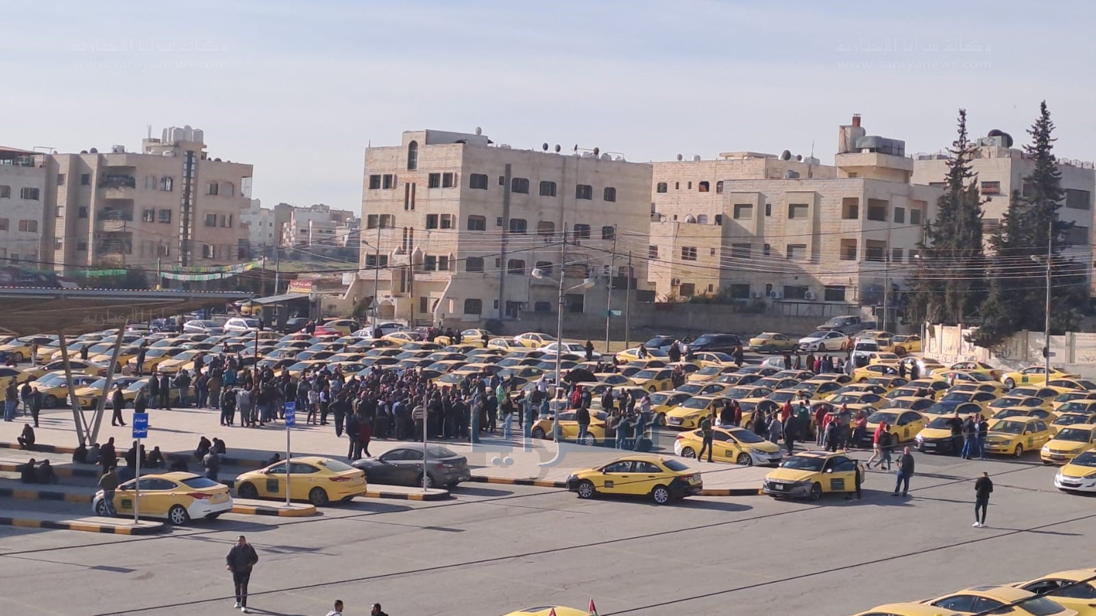 سائقو "التاكسي الأصفر والسرافيس" في عمان يعلنون مواصلة اضرابهم عن العمل