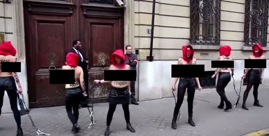 "صدور عارية" أمام السفارة السعودية بباريس  ..  و السبب ؟