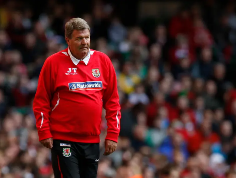 إصابة أسطورة ليفربول ومدرب ريال مدريد بـ"الخرف"