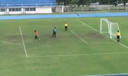 بالفيديو  ..  أغرب ركلة جزاء في العالم أدت لفوز فريق بعد التعادل