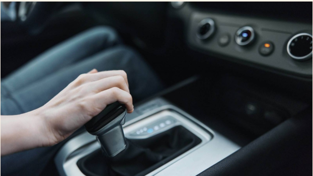 5 عادات خاطئة يجب تجنبها عند قيادة سيارة أوتوماتيكية