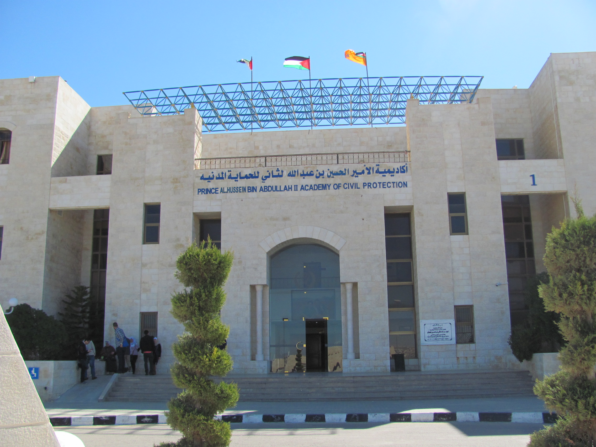 طلبة الاسعاف الطبي في اكاديمية الامير الحسين بدون مدرسين والعمادة لسرايا : التاخير من الجامعة الاردنية 