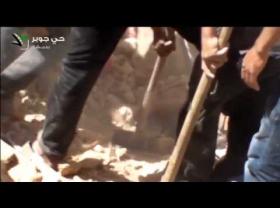 بالفيديو  ..  فتاة سورية من تحت الأنقاض : " عمو لاتصورني أنا مو محجبة " 