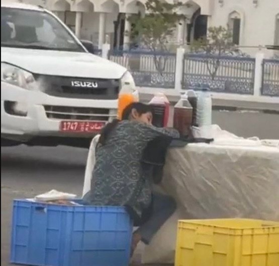 "فتاة العصائر" ..  حديث الساعة في سلطنة عمان