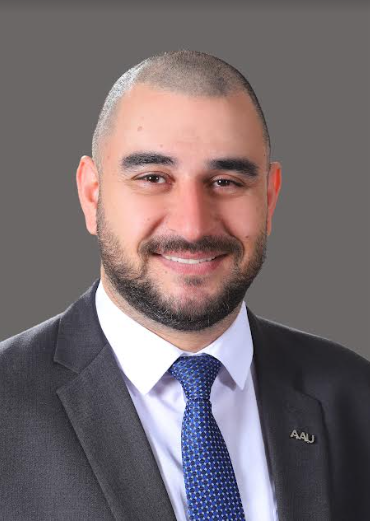 كادر دائرة الإعلام والعلاقات العامة في جامعة عمان العربية يهنؤون السيد وضاح مسمار