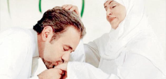 تفسير حلم رؤية تقبيل يد الام والاب في المنام