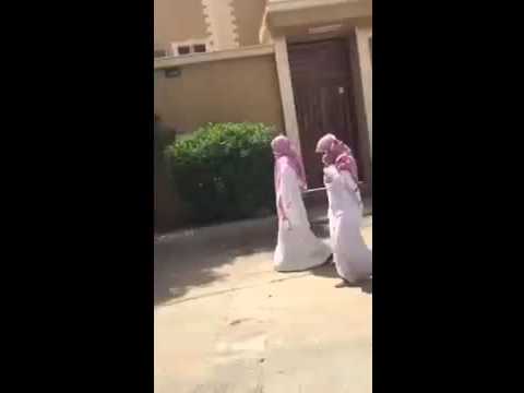 فتيات يثيرون الجدل على تويتر بعد تجولهن بالثياب والشماغ في أحد شوارع بالرياض .. فيديو
