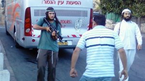 متطرفون يهود يعتدون على سائق حافلة ويصبوه بجروح متوسطة بالقدس