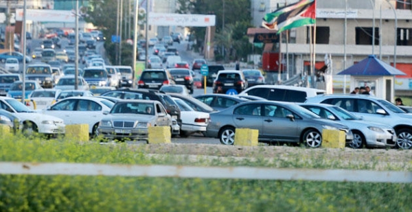 بالفيديو  ..  مواطن يتعرض للتهديد من قبل عامل "فاليت" ..  "إذا ما بدك تدفع بترجع تلاقي سيارتك مكسّرة"