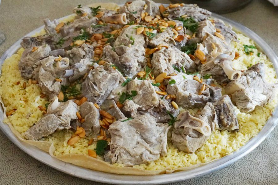 المنسف سبب المشاجرة بين أبي وعمي  