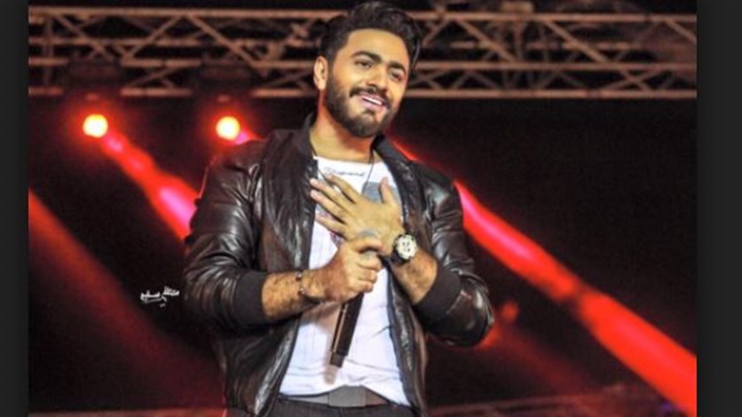 بالفيديو .. هجوم حماسي لسعوديات لشراء تذاكر حفل تامر حسني