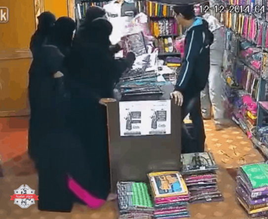 بالفيديو ..  امرأة تسرق محل ملابس بطريقة مبتكرة !!