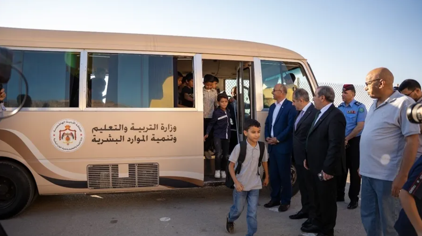 وزير الاستثمار يتابع ميدانيا مسار مشروع النقل المدرسي المجاني بالقويرة