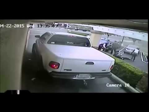 سائق يصدم إمرأة مسنة بسيارته ويفر هاربًا دون مساعدتها