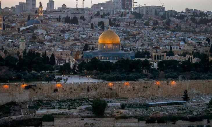 الاحتلال يواصل تهويد القدس: يطرد عائلات من مساكنها بذريعة “ملكية الأرض ليهود من اليمن منذ 1881”