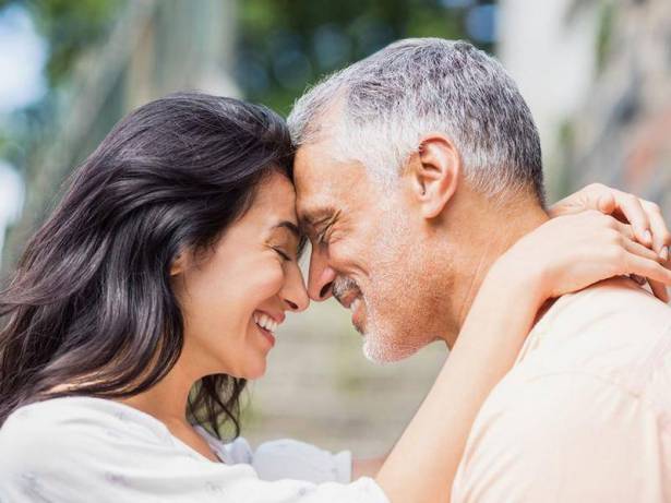 زوجتك تصغرك بأكثر من ١٠ سنوات؟ عليك قراءة ما سنقوله