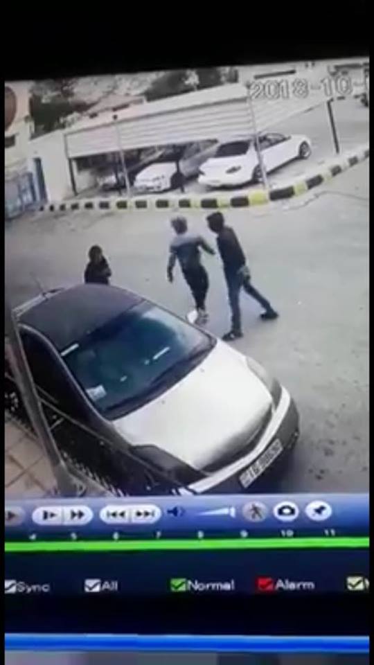  بالفيديو  .. لحظة سرقة مركبة محاسب من قبل مجهولين معتقدين ان فيها رواتب الموظفين 