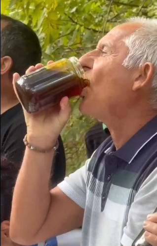 بالفيديو ..  رجل يبتلع برطمان كامل من العسل الأبيض خلال ثوانٍ فقط