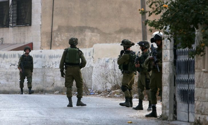 الاحتلال يعتقل شبان فلسطينيين بزعم تشكيل خلية تابعة لحركة حماس