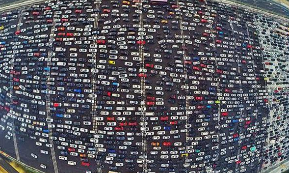 بالفيديو ..  طريق الـ 50 حارة بالصين يكتظ بآلاف السيارات