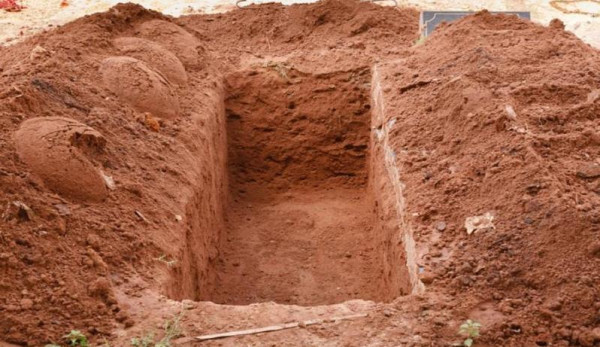 فتح قبر شهيد بعد 27 عاماً بفلسطين  ..  وهذا ما عثر عليه والده  .. صورة 