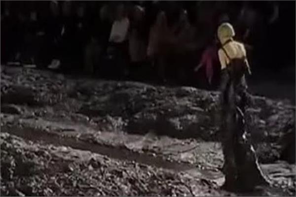 "وسط الوحل"  .. عرض أزياء يثير سخرية الجماهير في باريس