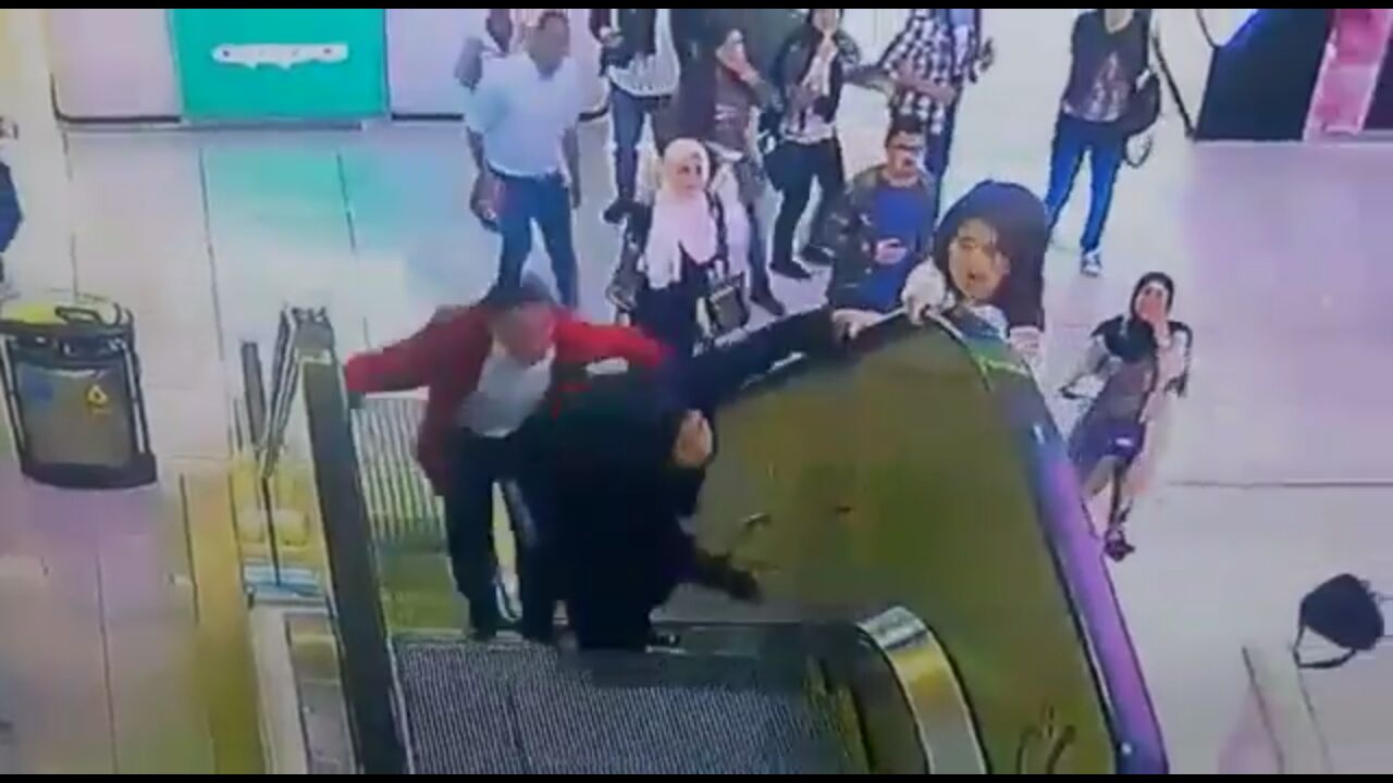 بالفيديو ..  اربد: شاهد شجاعة شاب إنقذ طفلة سحبها الدرج الكهربائي