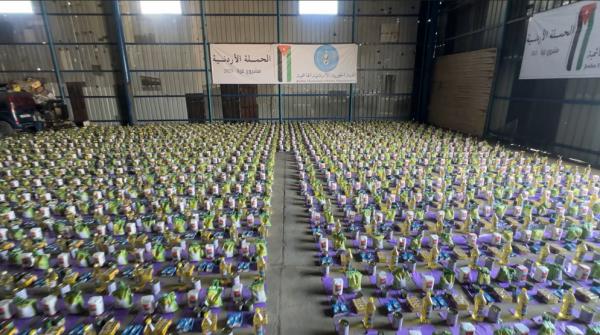 الحملة الأردنية توزع 1000 طرد غذائي على عائلات في غزة