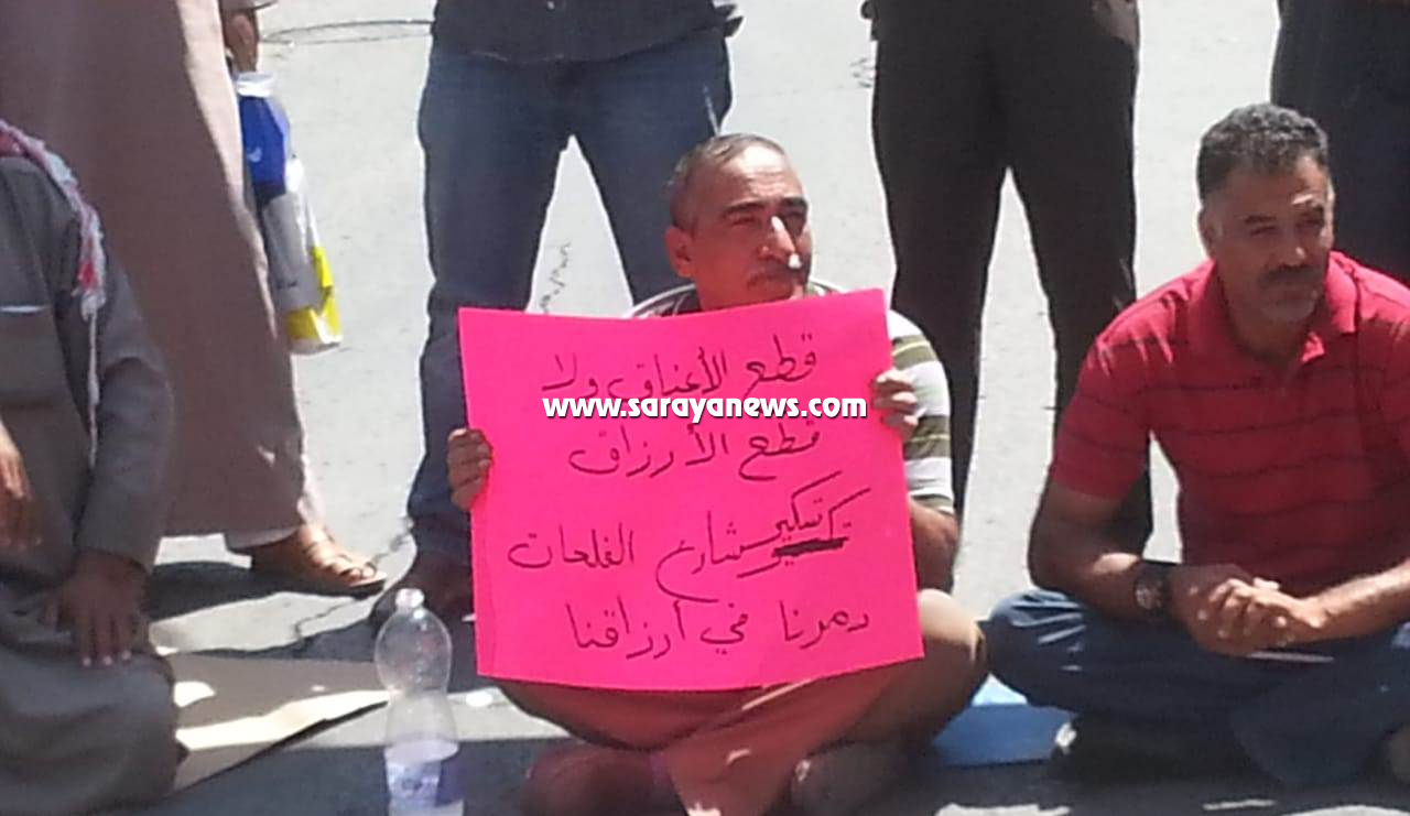 بالصور ..  احتجاج بوادي موسى لعجز إقليم البترا عن إعادة فتح شارع أغلق قبل عام ونصف ..  تفاصيل 