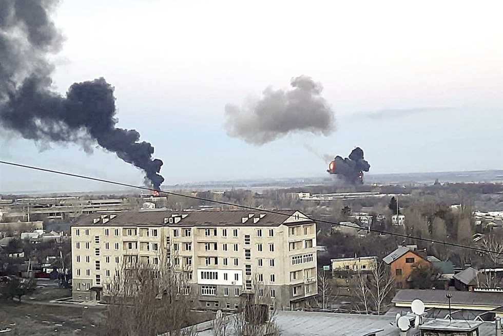 القوات الروسية تنتشر بالقرب من كييف وتستهدف منطقة سكنية