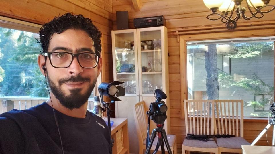 بالصور  ..  الكشف عن تفاصيل قصة شاب سوري عاش في احد المطارات (7) أشهر 