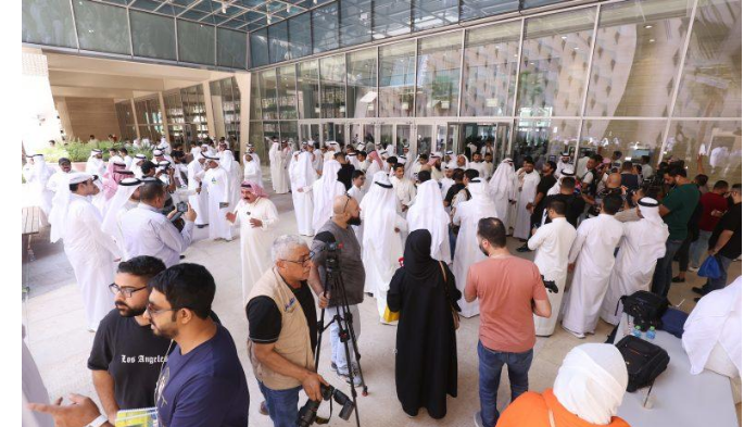 اعتراضا على منع الاختلاط ..  200 طالب يعتصمون بجامعة الكويت