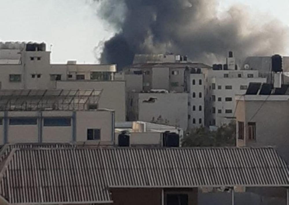 طائرات الاحتلال تقصف بنك الانتاج في غزة