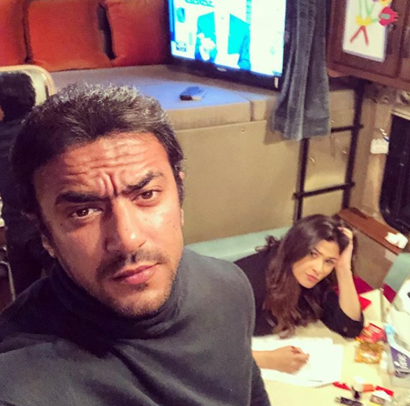 بالفيديو ..  أحمد العوضي يهدي ياسمين عبد العزيز أغنية لـ"حسين الجسمي"