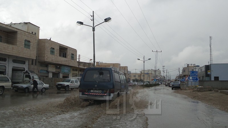 صور  ..  الأمطار تكشف سوء البنية التحتية وشبكة الكهرباء في الكرك