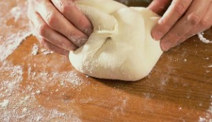 تفسير حلم عجن العجين في اليد للمتزوجه