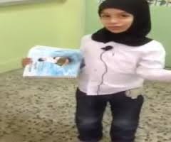 السعودية : أزمة بسبب معلِّم ألبس طلابه أزياء نسائية  .. فيديو 