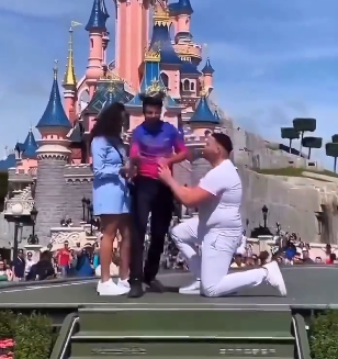 بالفيديو ..  موظف في ديزني يفسد عرض زواج مما يسبب استياء كبير
