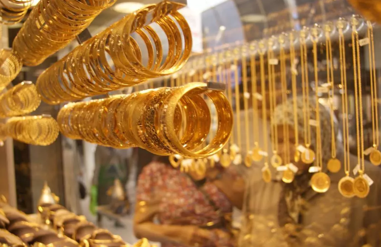 الذهب يرتفع مع تراجع الأسهم