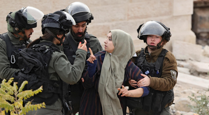 الاحتلال يأخذ فلسطينية حامل "كرهينة" ..  وزوجها يسلم نفسه
