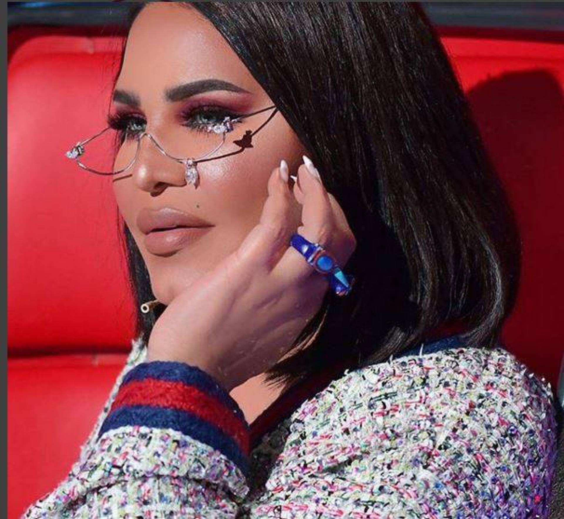 بالصور  ..  أحلام تثير ضجة بسترتها الثمينة ونظاراتها المرصعة بالالماس