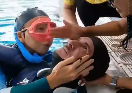 لحظات مرعبة  ..  غواص كاد أن يفقد حياته خلال الغوص الحر أثناء ممارسة عمله  ..  فيديو 