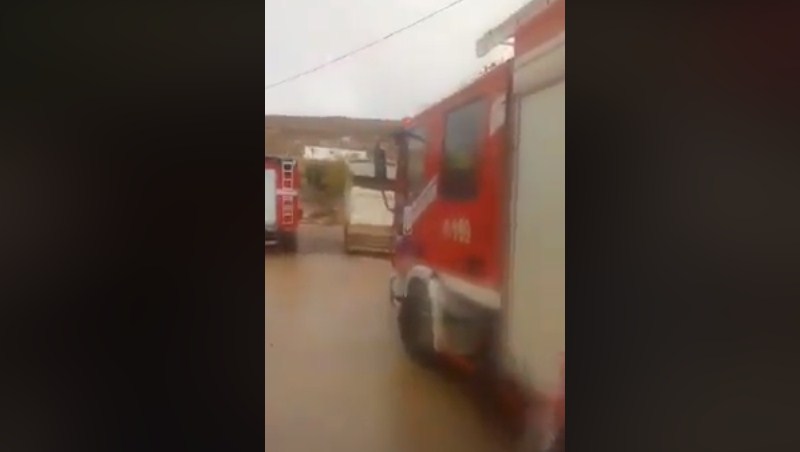 الامن يحيل للمدعي العام شخصاً قام بتصوير ونشر مقطع فيديو مفبرك لإنقاذ أطفال خلال مداهمة السيول