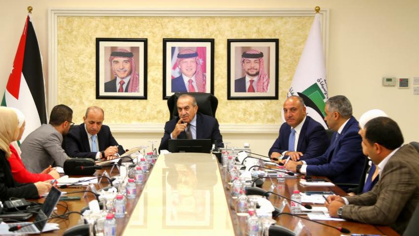 الحكومة تبحث إطلاق مواقف "اركن وتنقّل" الذكية