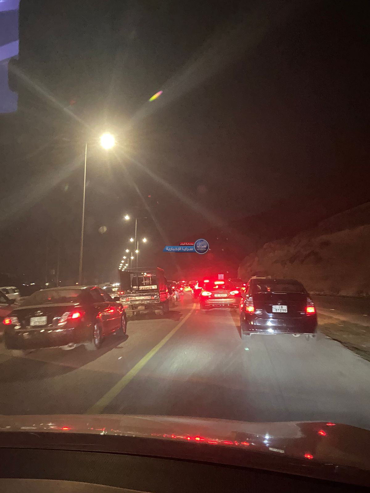 بالصور  .. رحلات الربيع تتسبب بأزمة خانقة على طريق عمان جرش
